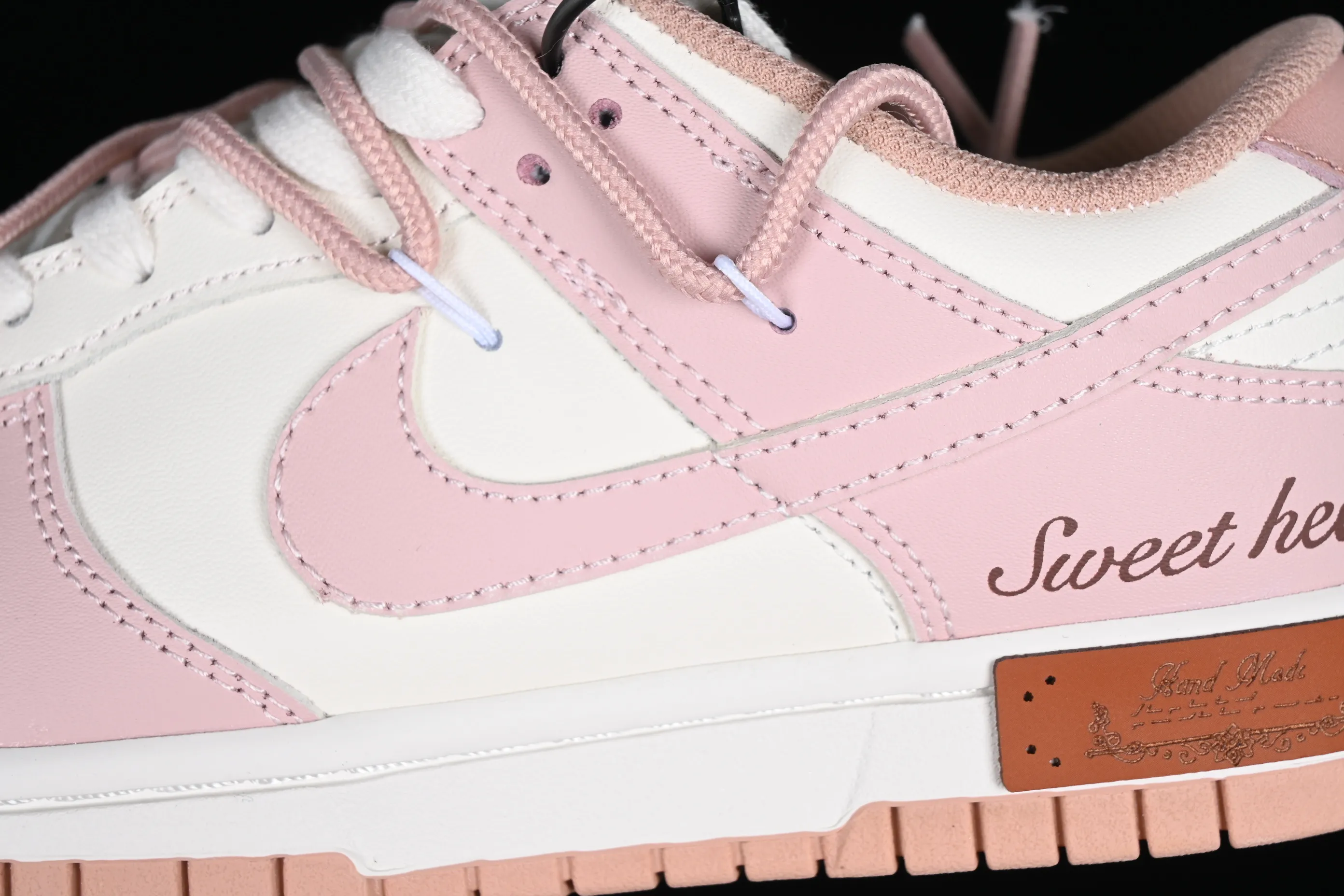 All categories Nk SB Dunk series Nk SB Dunk Low low-top sneakers Nk Dunk Low Spd berry carved rose pink retro sweetheart retro college style SB strap low-top casual sneakers DD1503-118